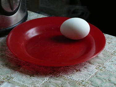 Яйцо на тарелке
